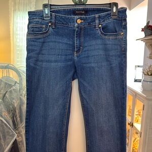 Beautiful White House black market stretchy jeans. In great condition